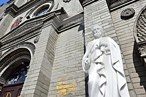 Estatua antes iglesia 