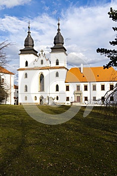 Basílica a monasterio, checo 