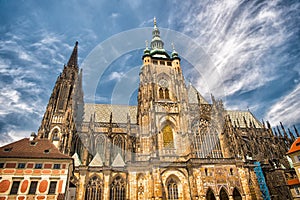 Da la bienvenida catedral en Praga checo. iglesia el edificio sobre el nublado cielo azul. Monumento de gótico a diseno. 