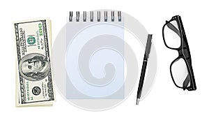 Pila Americano dinero cien dólar cuenta computadora portátil o bolígrafo anteojos aislado sobre fondo blanco trazado de recorte 