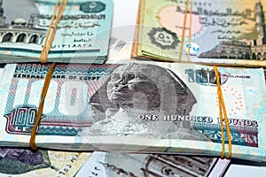 Stoh z peníze liber bankovky izolované na bílém pozadí z egypťan liber hotovost peníze guma kapely 