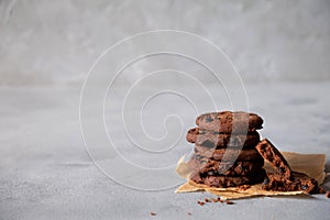 Stapel aus frisch inländisch knusprig kekse dunkel Schokolade. auf der grau. kopieren raum 