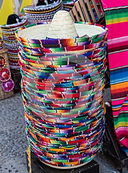 Stoh z sombrera v odlišný barvy v mexiko turista obchod 