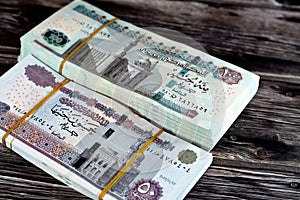 Komíny z peníze bankovek z 100 a 50 jeden sto egypťan a padesát liber na dřevo funkce sultán 
