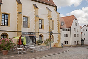 Stadttheater am Schrannenplatz von Amberg in der Oberpfalz, Bayern, Sonne, blauer Himmel