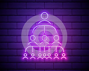 Staff management neon light icon. Teamwork. Professional hierarchy. Organisation. Leadership. Delegation. Glowing sign . Vector