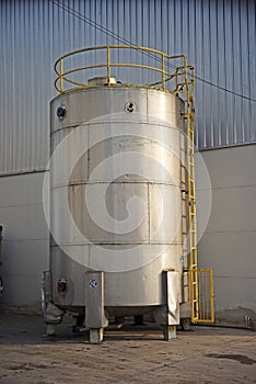 Stainless steel container tank for liquid solvent