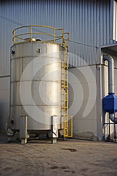 Stainless steel container tank for liquid solvent