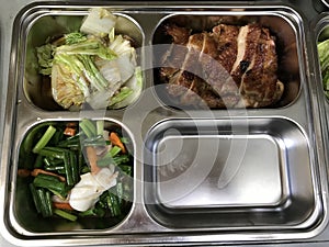 Stainless steel food trays to separate