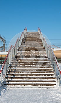 Stairs for crossing railway tracks in winter