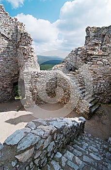 Schody v zrúcanine hradu Hrušov