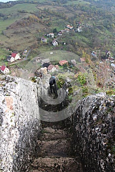 Schody ve zřícenině hradu Lednica na Slovensku