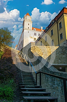 Schody nahoru na Bratislavský hrad v hlavním městě Slovenska