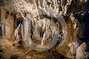 Krápníky a stalagmity krápník v demänovské jeskyni svobody, slovensko, pozadí geologických útvarů