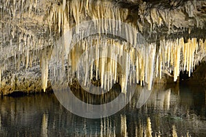 Gotas en subterráneo cuevas 