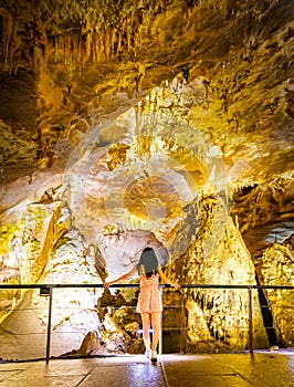 Stalagmitové útvary v jaskyni Prometheus.