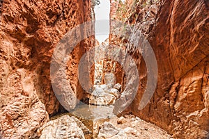 Standley Chasm track to Standley Chasm Gorge and Larapinta Trail