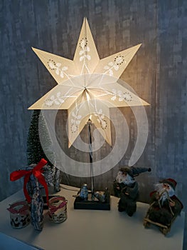 Star lamp sorrounded eith santa