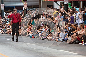 Star Trek Character Waves To Fans At Dragon Con Parade