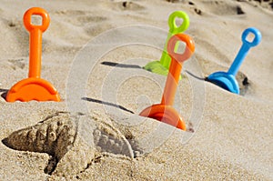 Sabbia un giocattolo pale da diverso colori sul sabbia 