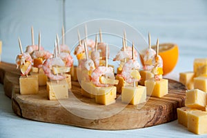 Starter idea: shrimps with cheese and lemon