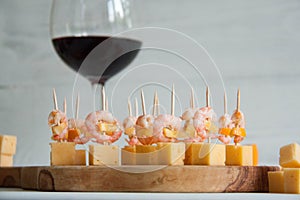 Starter idea: shrimps with cheese and lemon