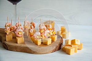 Starter idea: shrimps with cheese and lemon