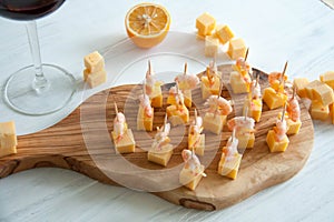 Starter idea: shrimps with cheese and lemon