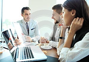 Spuštění obchod tým na v jasný kancelář kreativní metoda řešení problémů založená na skupinovém řešení pracovní na přenosný počítač a počítač 