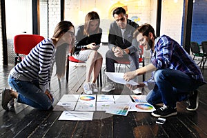 Spuštění rozmanitost týmová práce kreativní metoda řešení problémů založená na skupinovém řešení. obchod tým globální sdílení hospodářství přenosný počítač. lidé 