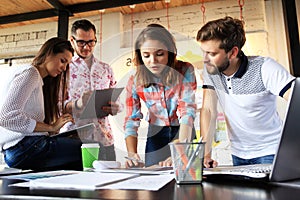 Start Diversität zusammenarbeit kreative problemlösungsmethode basierend auf gruppenlösung. das Geschäft ein kollegen teilen wirtschaft eine Nachricht 