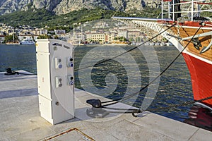 Station for recharging the battery of ships on the pier.