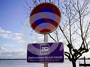 Stationnement de nuit interdit means in french no night parking for camper motor van homes rv