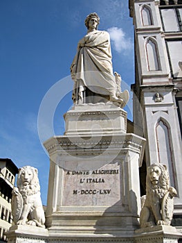 Statua Dante Alighieri photo