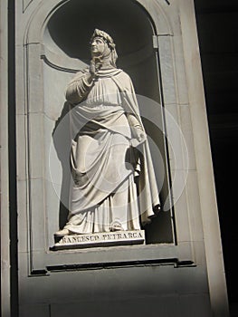 Statua di Francesco Petrarca