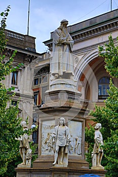 Statua di Leonardo da Vinci monument Milan Italy