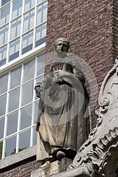 Statue of 18th century woman on Meisjeshuis Delft