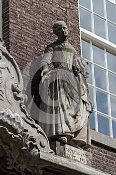 Statue of 18th century woman on Meisjeshuis Delft