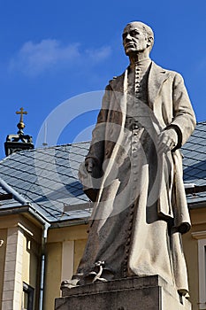 Socha Andreja Kmeťa, slovenského kňaza, učenca, geológa, archeológa a básnika v Banskej Štiavnici, stredné Slovensko