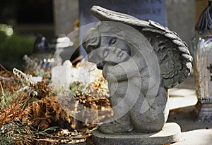Statue of an angel on a grave