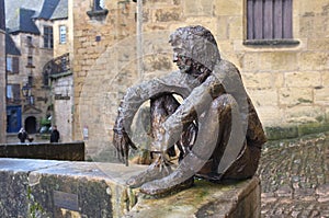A statue in Bergerac square
