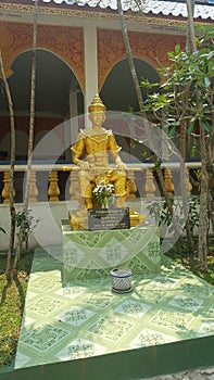 Statue Bouddha of gold photo