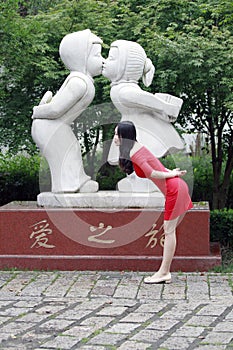 Statue of a boy and a girl who are kissing