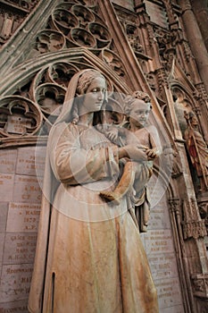 Statue in CathÃ©drale Saint-AndrÃ© de Bordeaux