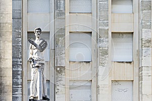 Estatua en universidad 