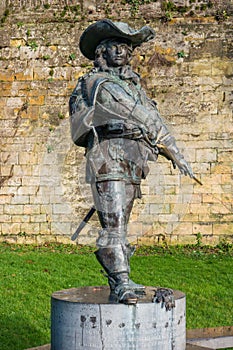 Statue of d'Artagnan.