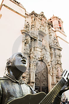 Statue depicting the famous alleyways of Guanajuato