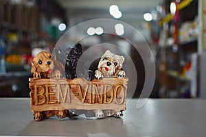 statue dog on the table with welcome sign in Portuguese br