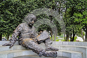 Statue of Einstein reading a book
