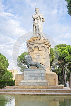 The statue of El Batallador in the Parque Grande photo